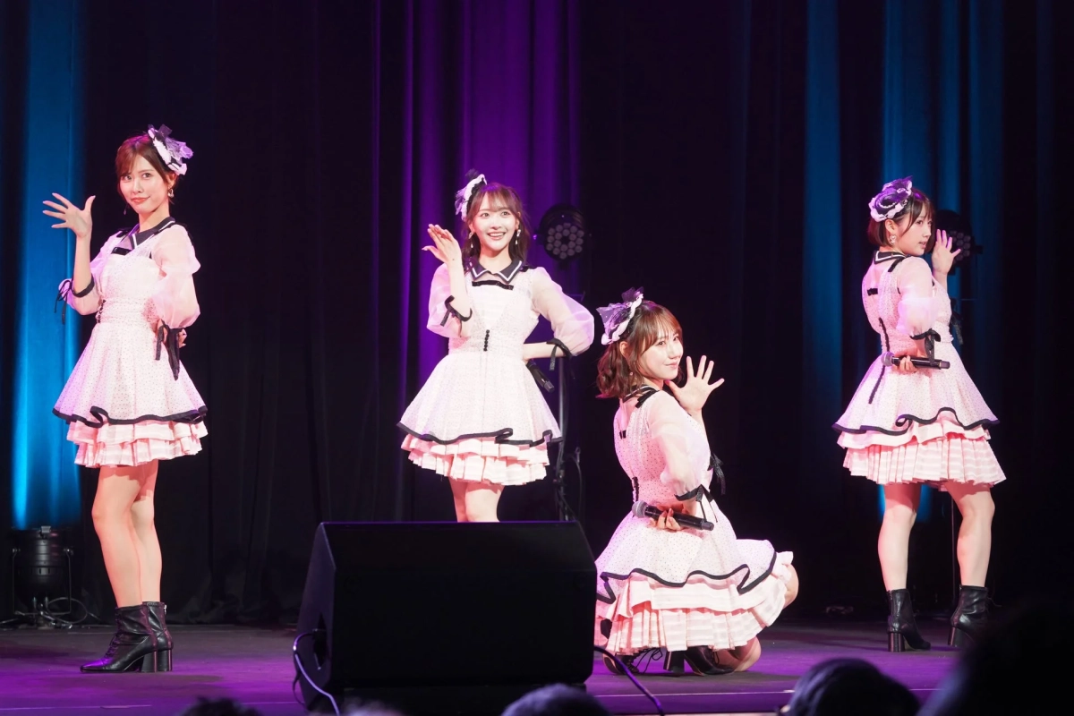 ピンクと黒の衣装でパフォーマンスするSTU48