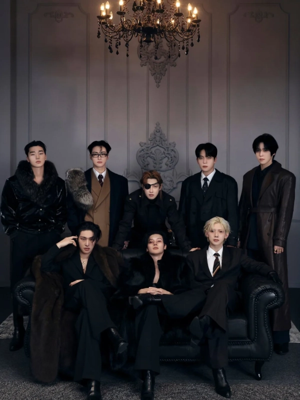 豪華な空間でポーズをとるATEEZメンバー