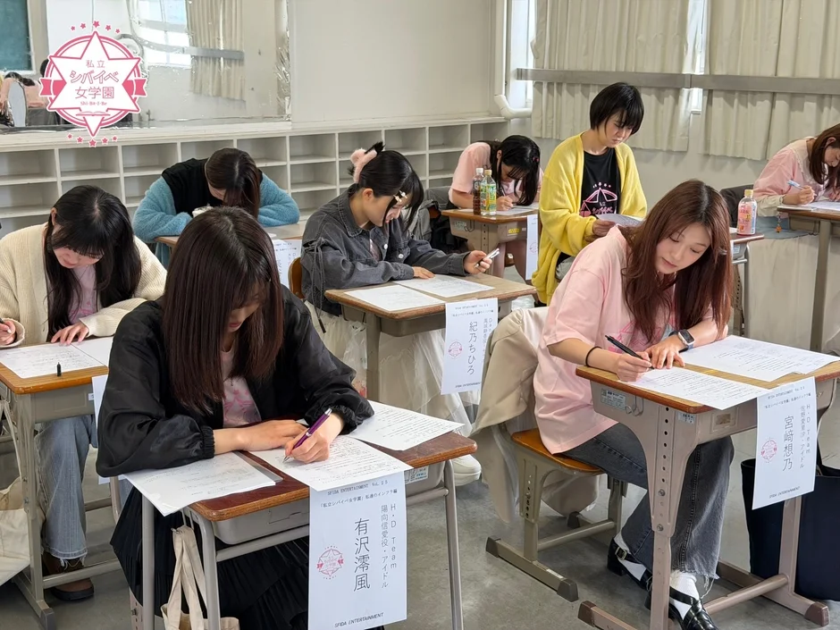 試験を受けている生徒たち