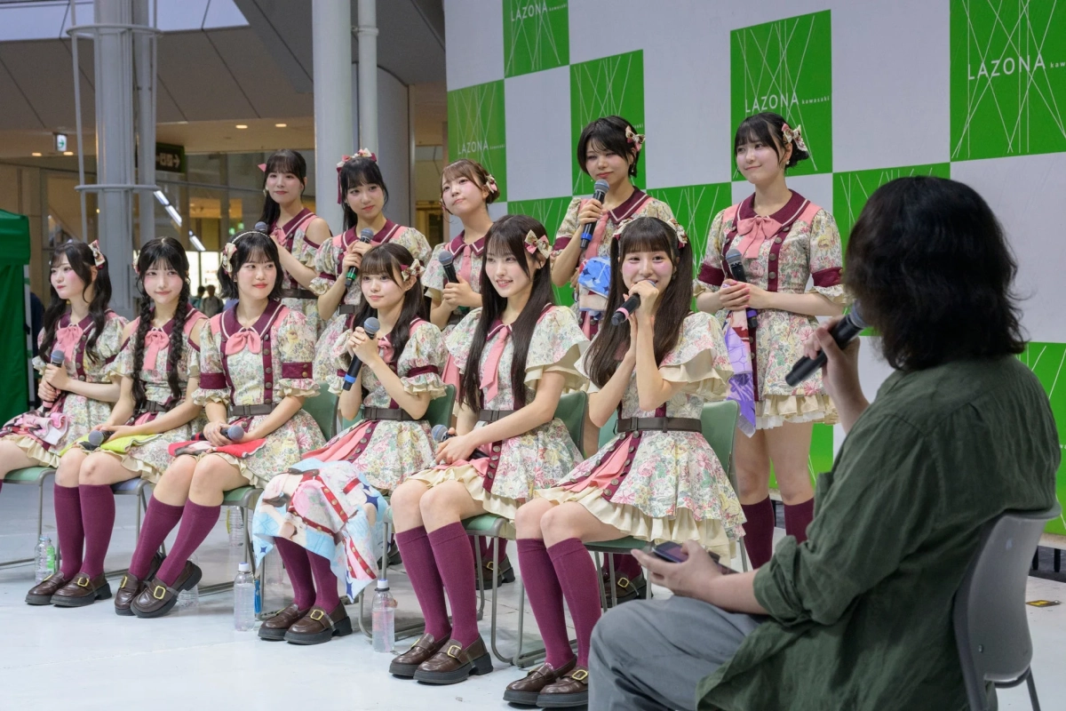 公開インタビュー中の可憐なアイボリー