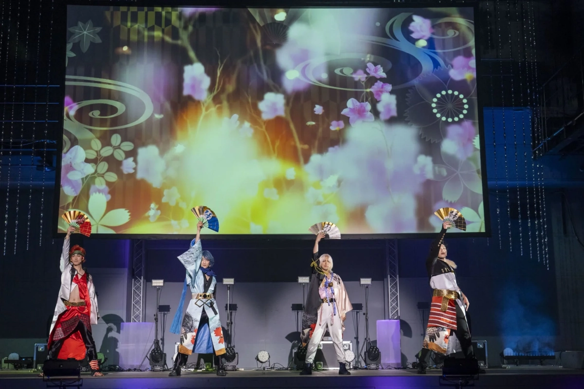 ステージでパフォーマンスする天上天下