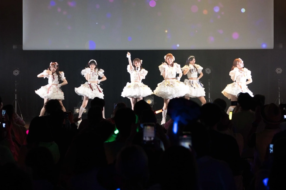 ライブでパフォーマンスするLumiétoile
