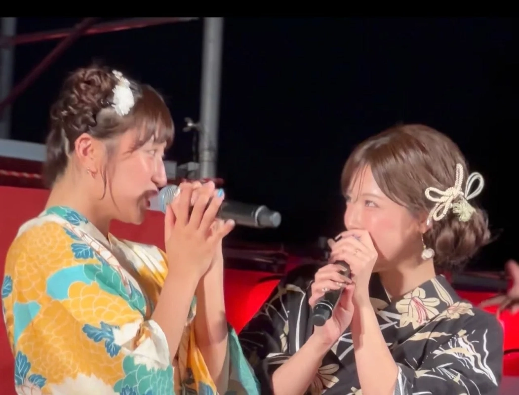 浴衣姿で歌唱する夏焼雅さんと小見山沙空さん