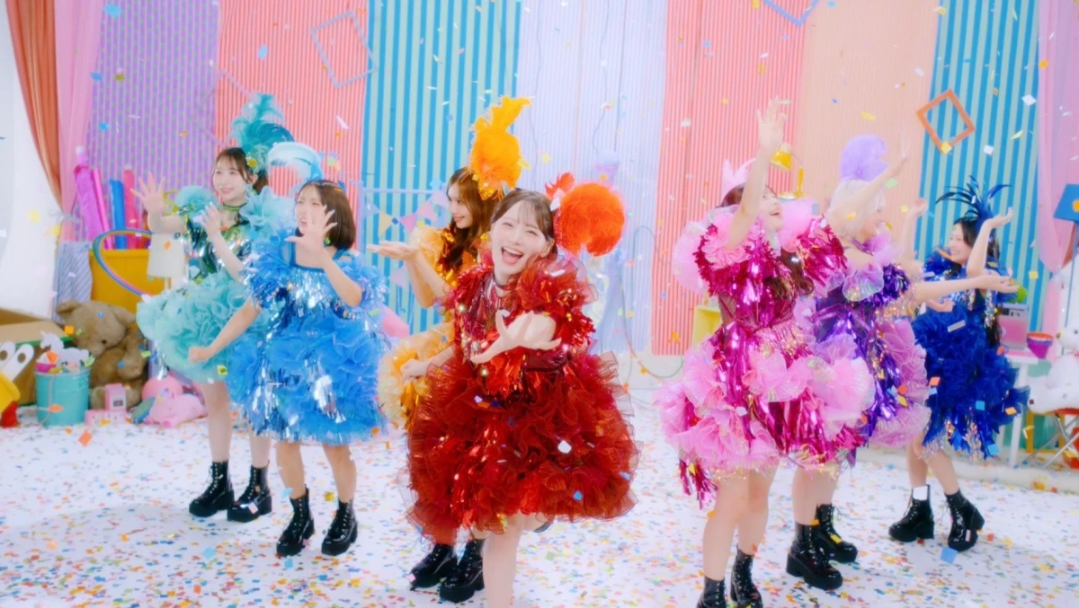 紙吹雪が舞う中で踊るメンバー