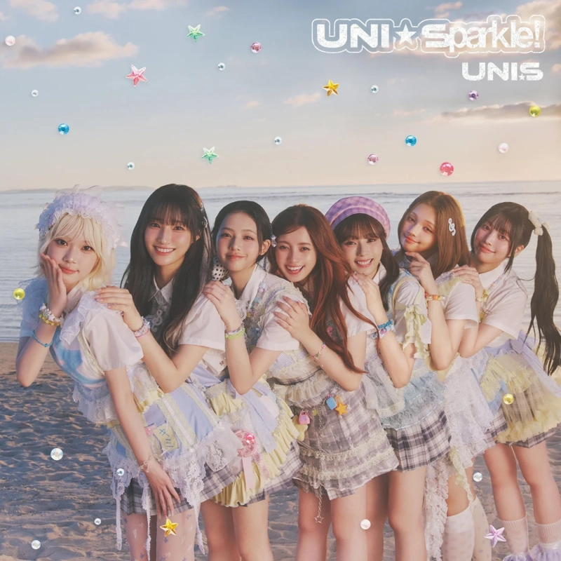 ビーチで笑顔の6人組ガールズグループがポーズをとっている画像