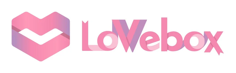 ピンクと紫のグラデーションでデザインされた「LoVebox」のロゴマークです。左側にはハート型のアイコンがあり、全体的に可愛らしくモダンな印象を与えます。