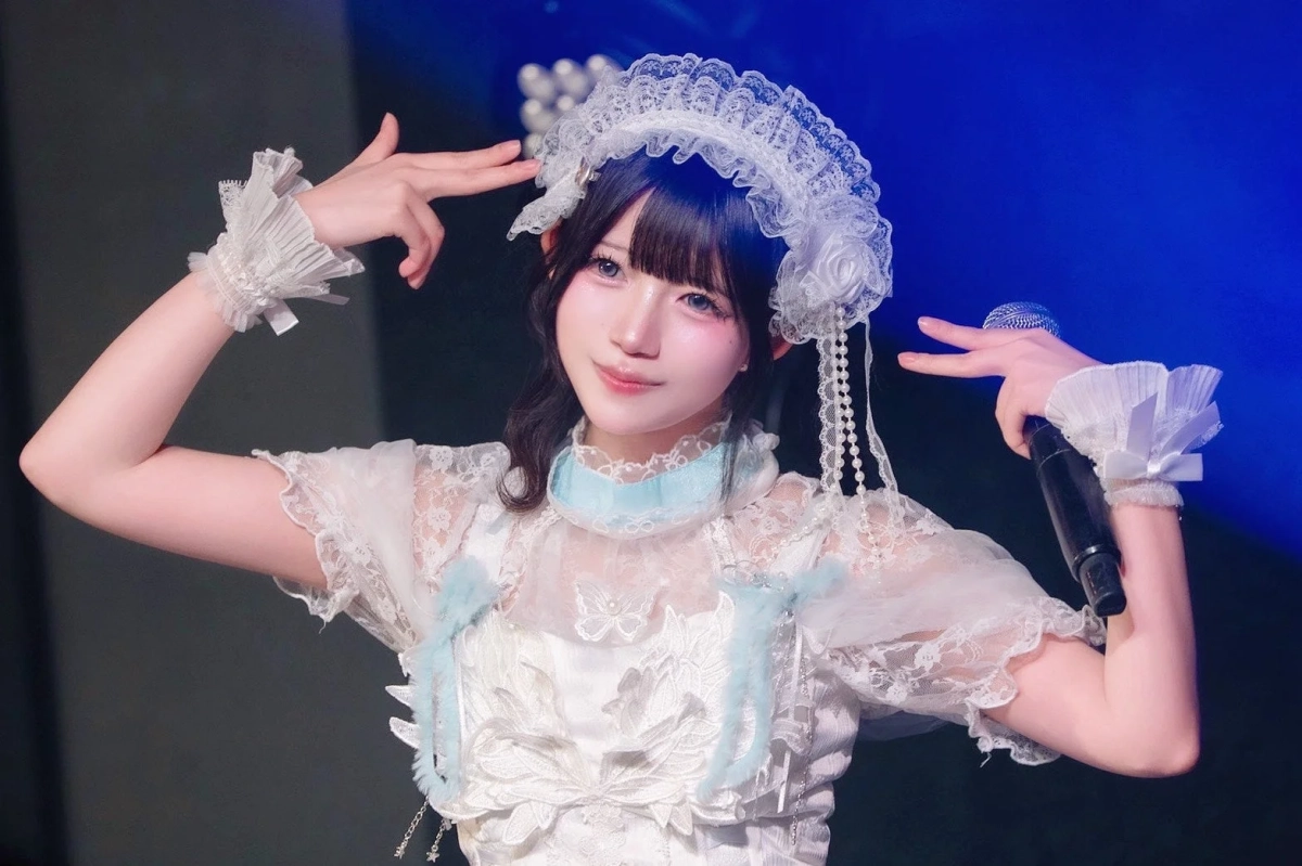 ライブステージでパフォーマンスする夏羽アヤサ
