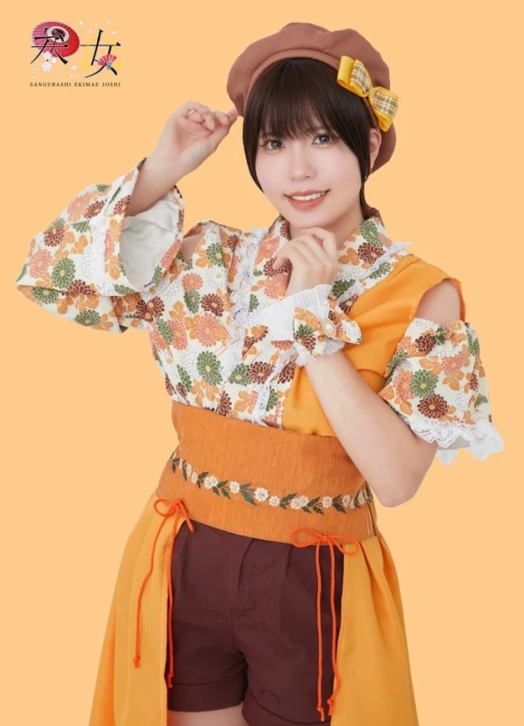 和服風モダン衣装の女性