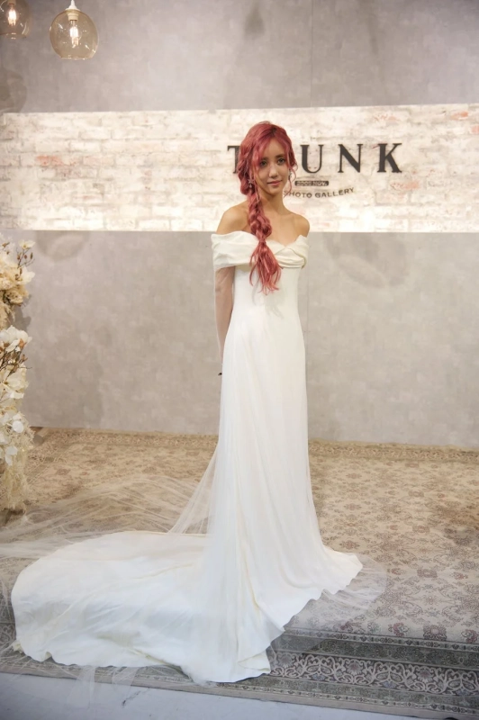 ウェディングドレス姿のSAYAKA