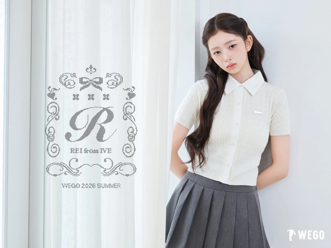 制服風ポロシャツとプリーツスカート、白壁