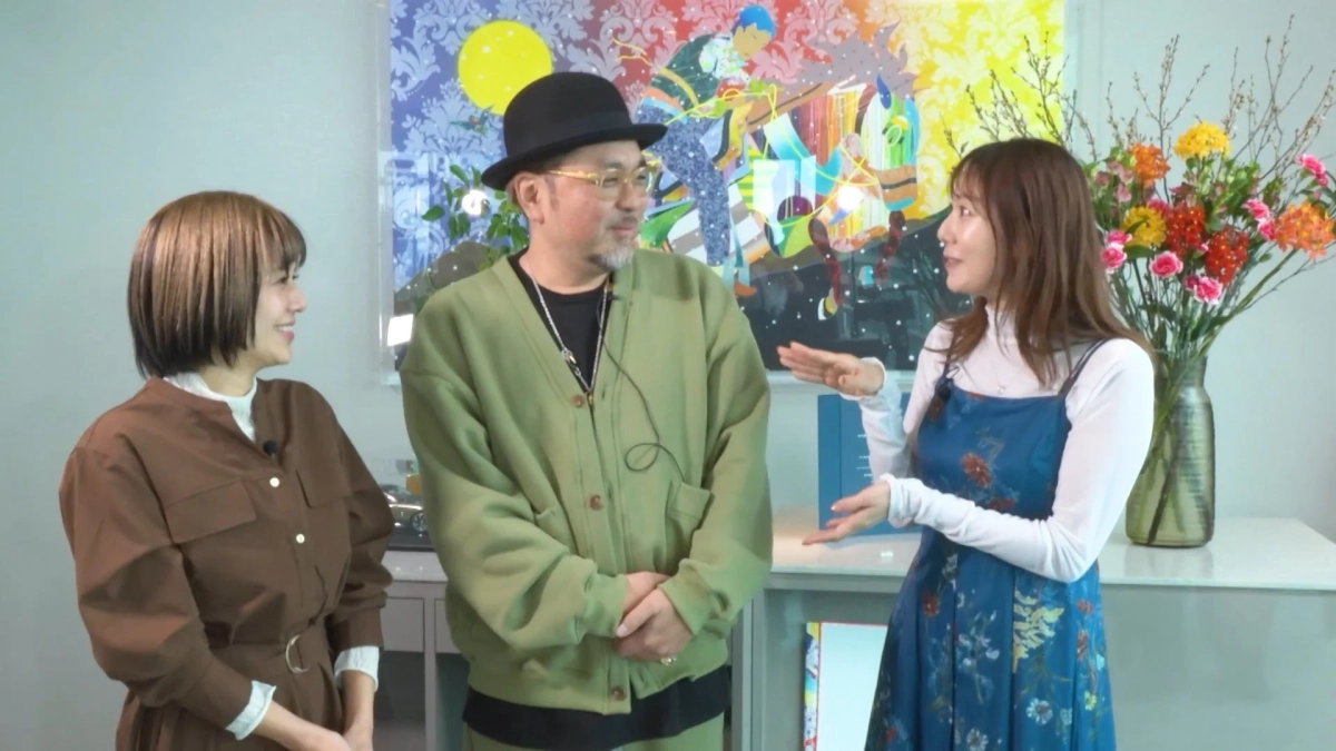 和やかに会話する3人