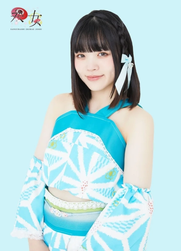 青い和装風衣装の女性