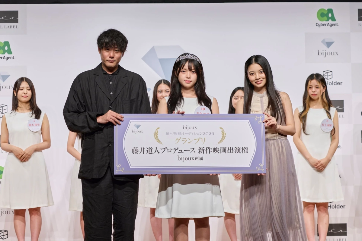 受賞者と関係者の集合写真