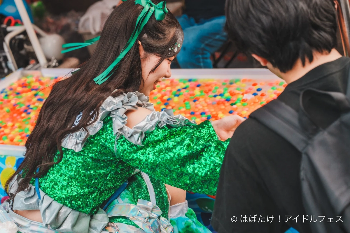 屋台でファンと交流するアイドル