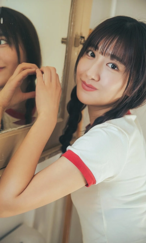 鏡越しの小見山沙空さんの笑顔