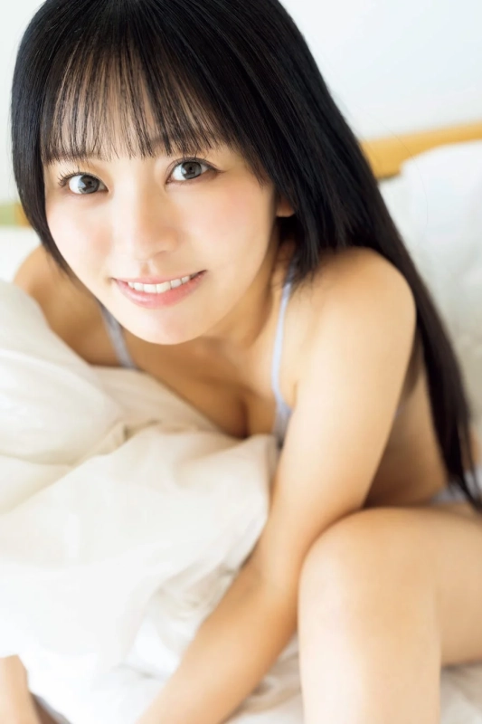 白い布団の中で微笑む佐々木ちょこ