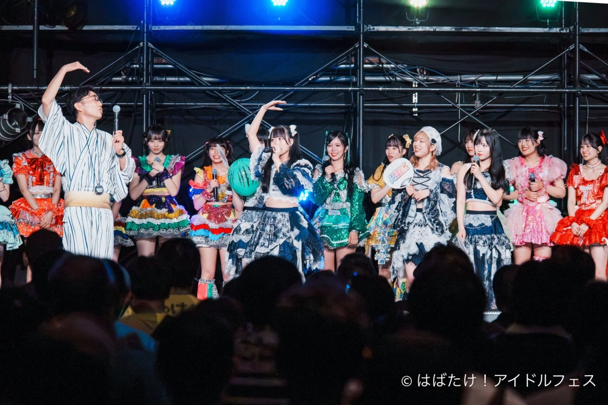 ステージでトークするMCとアイドル