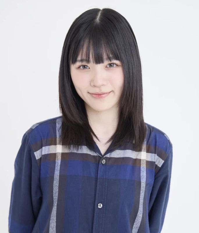 青いチェックシャツを着た女性のポートレート