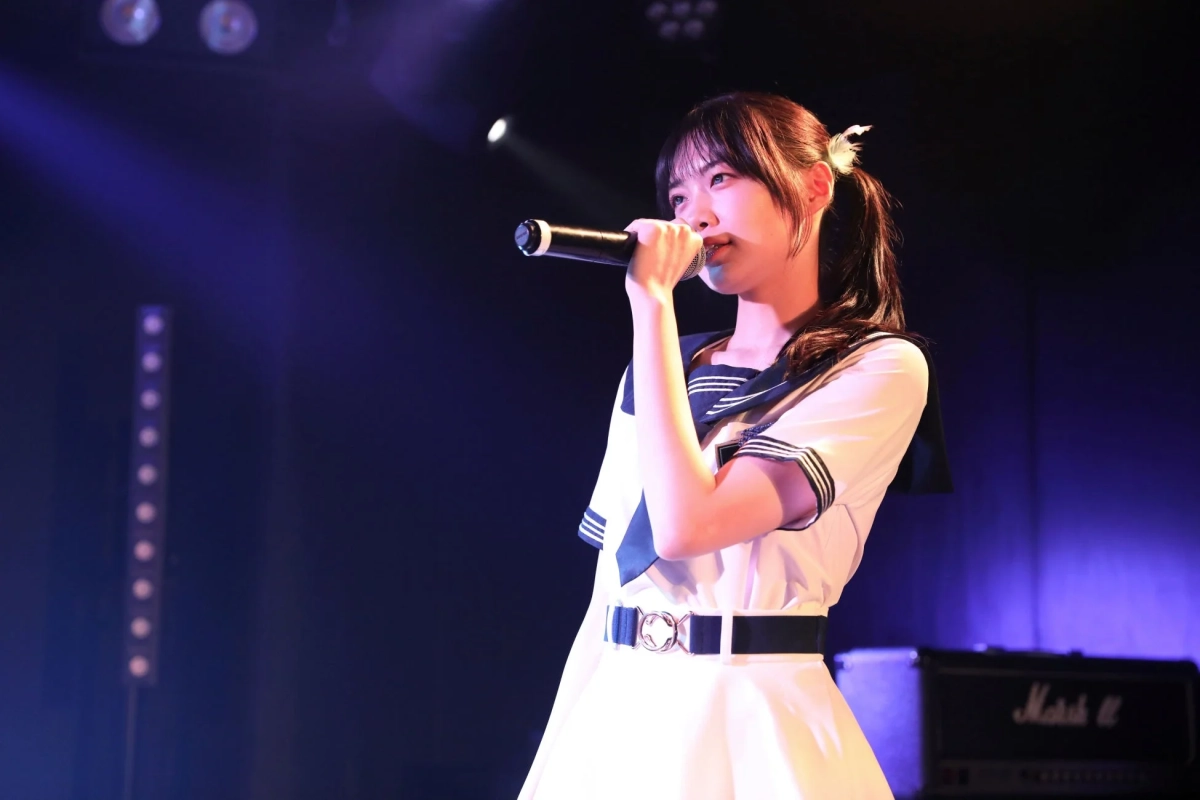 セーラー服姿で歌唱するメンバー