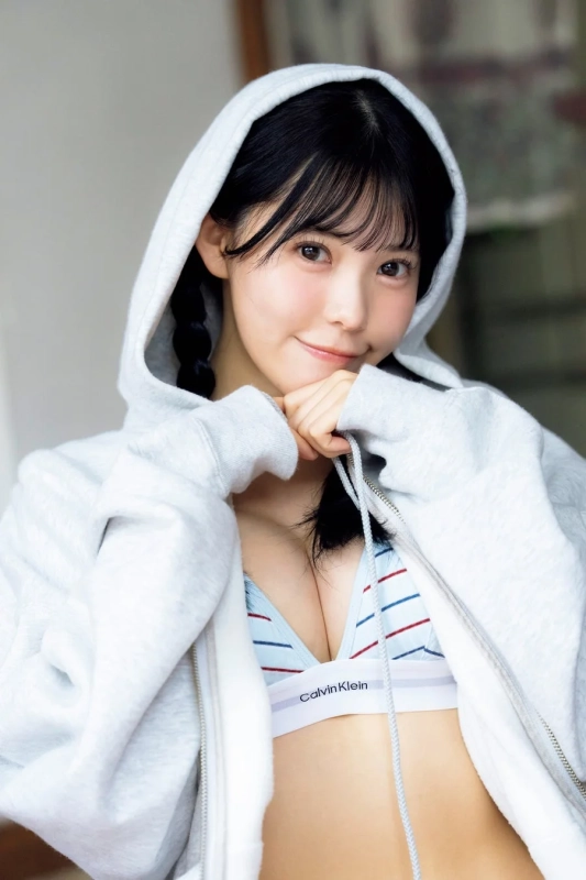 グレーのパーカーを着用した立花ことり