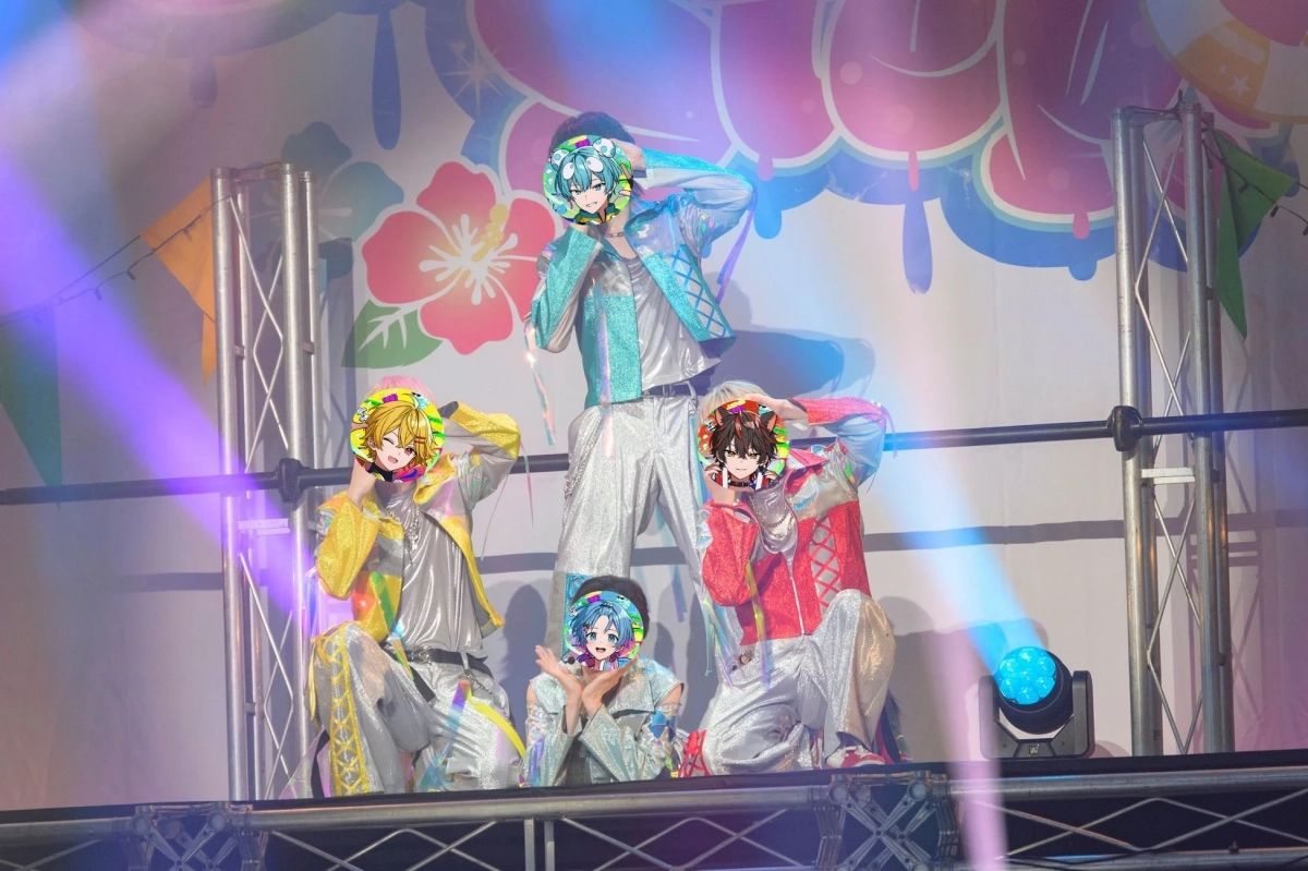 ライブステージでパフォーマンスするすにすてメンバー