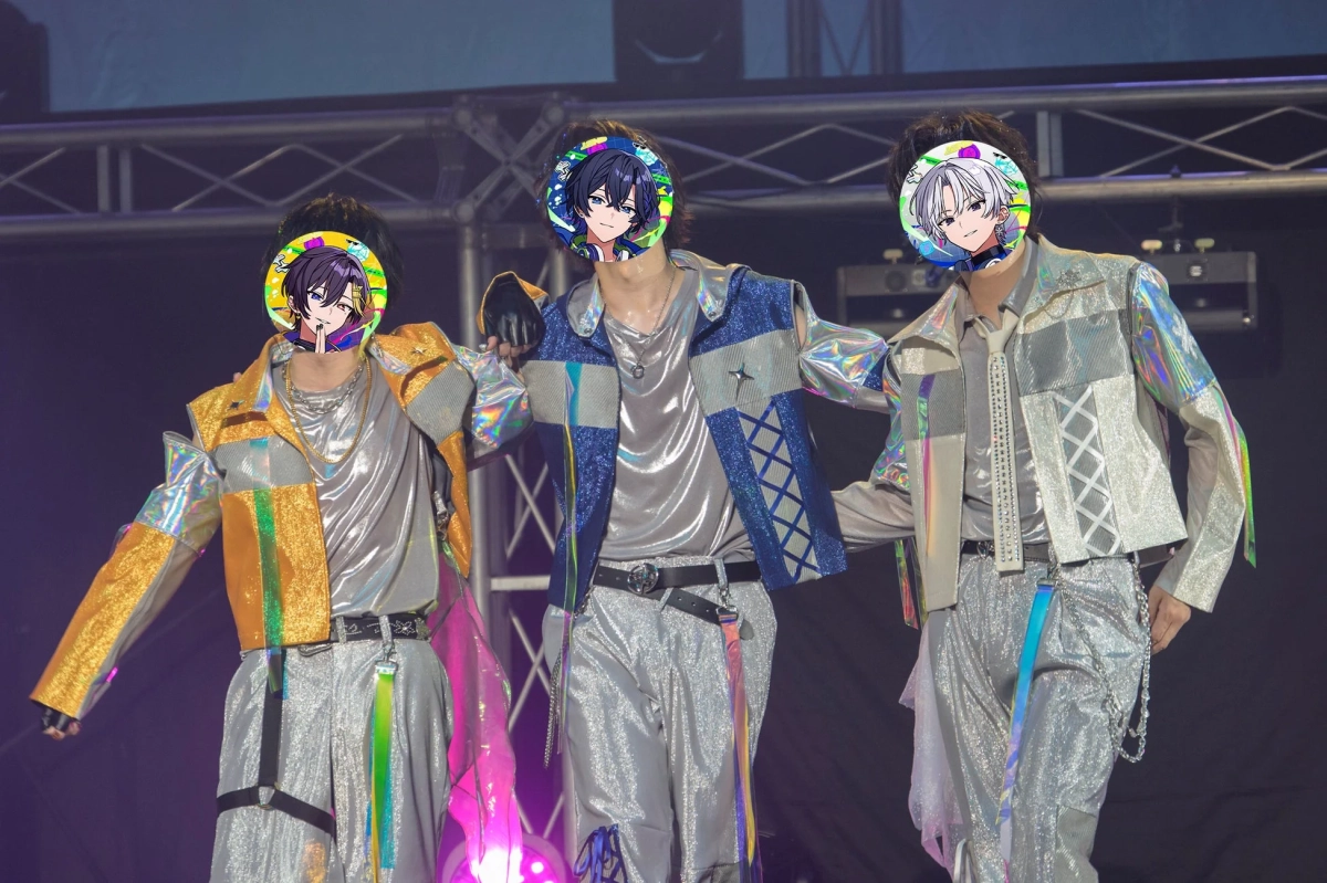 ライブステージでパフォーマンスするすにすてメンバー