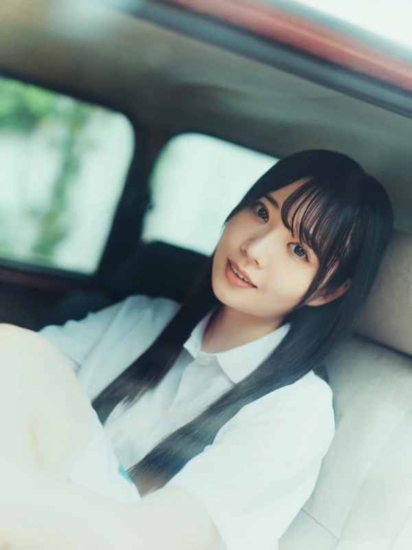 日向坂46・坂井新奈さんのグラビアカット