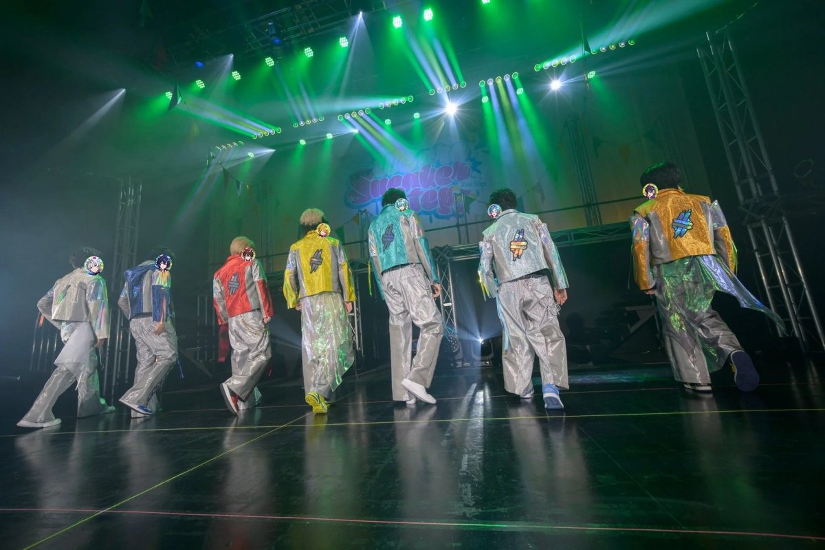 ライブステージでパフォーマンスするすにすてメンバー