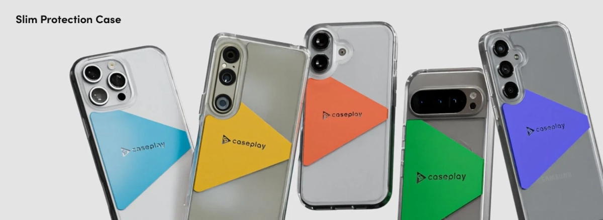 複数のスマートフォンの背面が写っており、それぞれ透明なスリム保護ケースを装着しています。