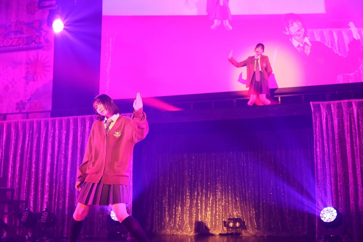「昇降口で会えたら」を披露する八重樫美伊咲と八木仁愛