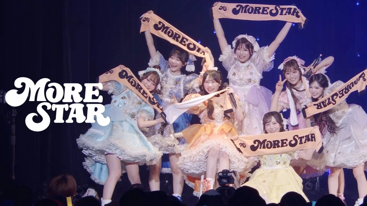 ライブ中のMORE STARメンバー