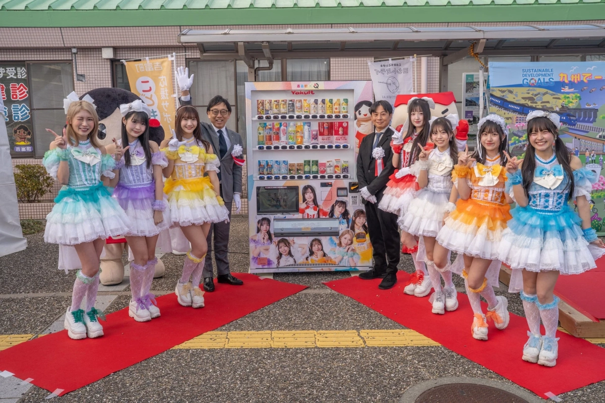 ヤクルト自動販売機とLinQメンバー