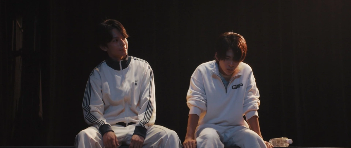 映画のシーン：休憩中の男性二人
