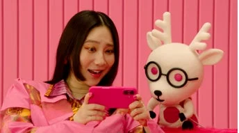 ファーストサマーウイカさんとココニシカがスマホを見ている