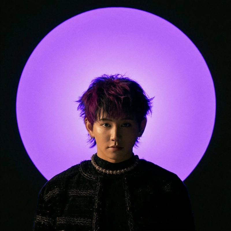 紫色のスパイキーヘアとピアスが特徴的な男性のポートレート