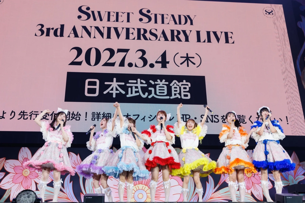 武道館発表時のメンバーとスクリーン