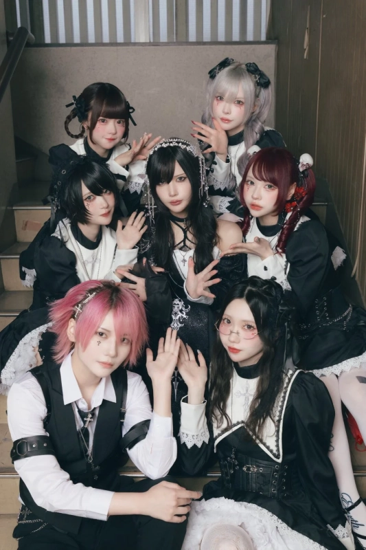 AVAMメンバー7人のゴシックロリータ風集合写真