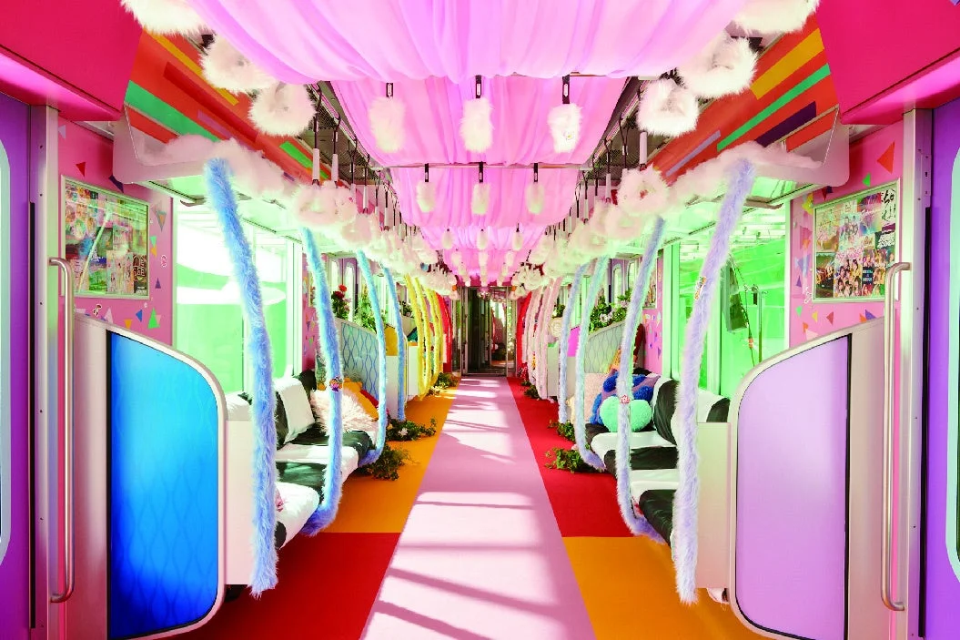 カラフルでファンシーな列車内装