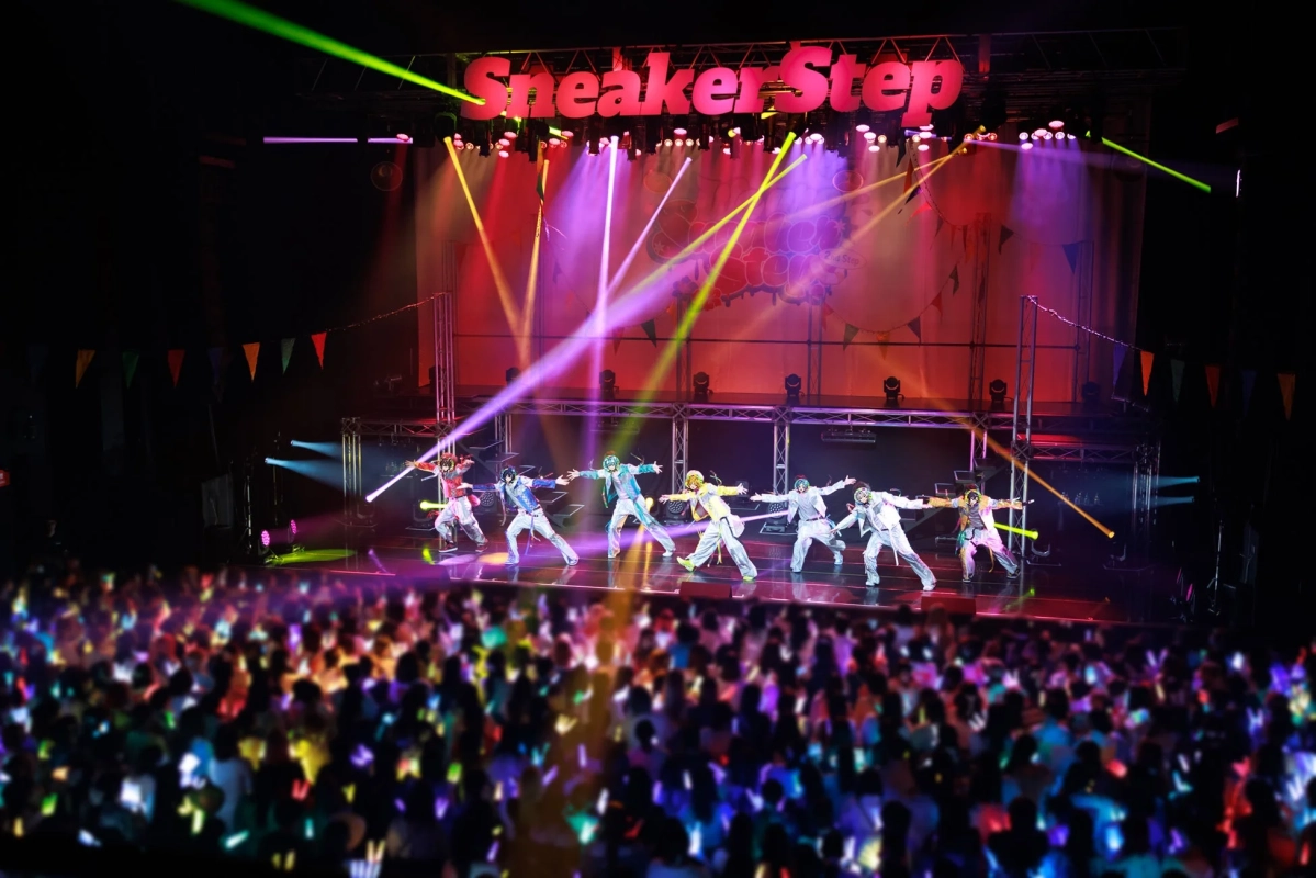 ライブステージでパフォーマンスするすにすてメンバー