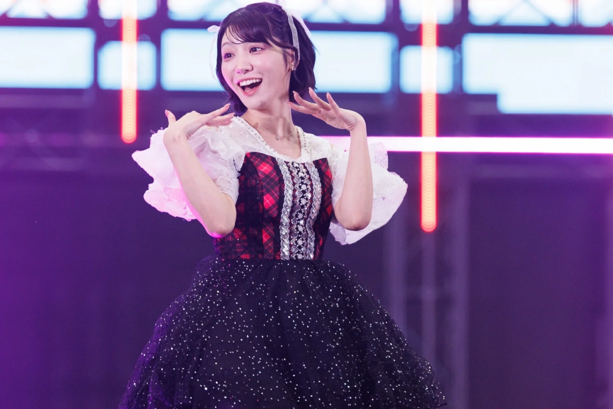 女性アイドルのファッションステージ