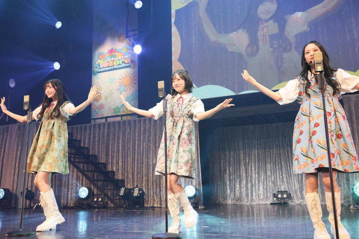 「キッシュ・ラブ」を披露する須永心海、早﨑すずき、吉本此那