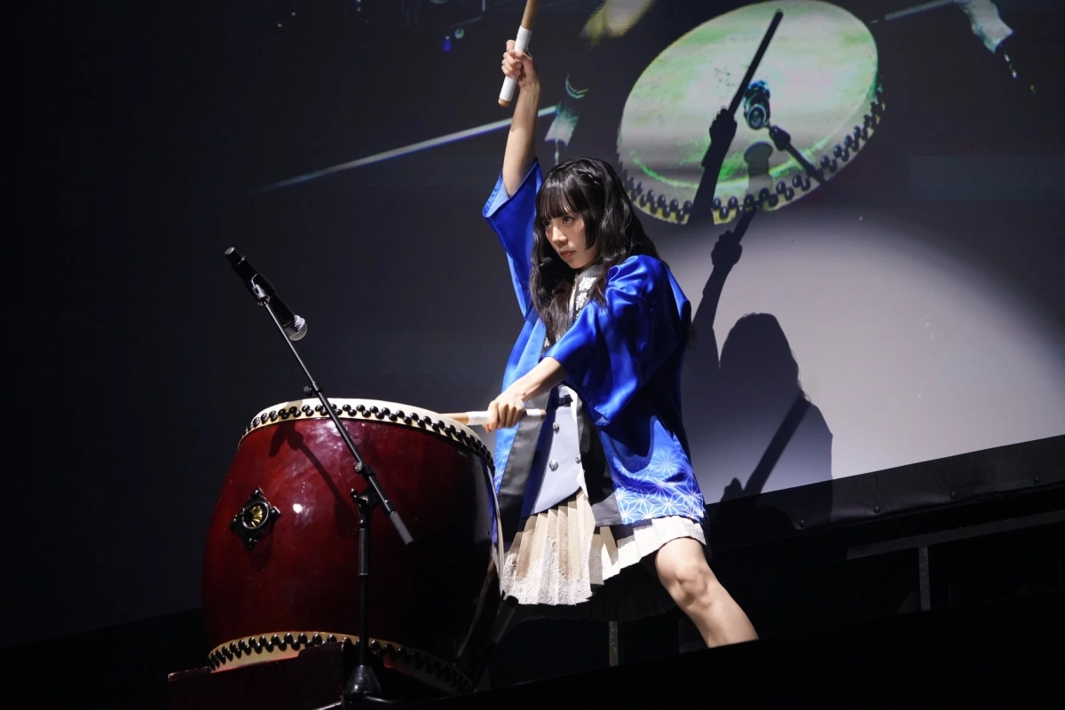 和太鼓を演奏するリーダー塩釜菜那