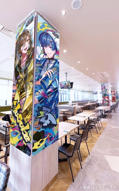 アニメキャラクターのイラストが施された柱が特徴的な、広々としたカフェまたはレストランの内部です。