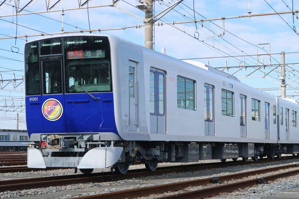 FRUITS ZIPPERコラボヘッドマークを掲げた90000系電車