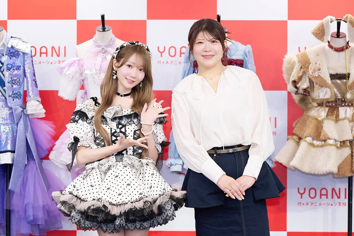 笑顔でポーズをとる＝LOVE大谷映美里さんと茅野しのぶ氏