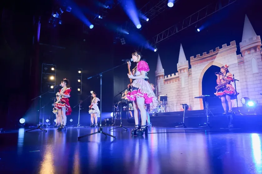楽器を演奏するアイドルグループのメンバー