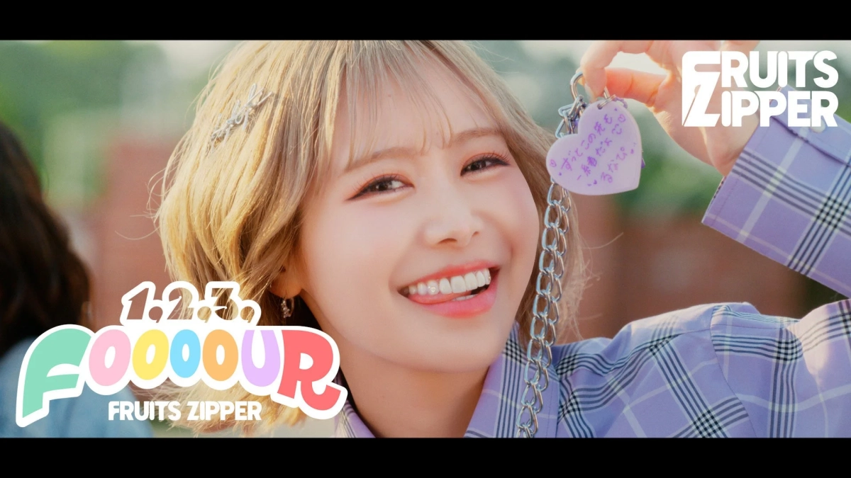 ハート型のキーホルダーを持つFRUITS ZIPPERのメンバー