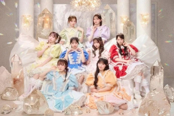 カラフルで豪華なプリンセス風ドレスをまとった若い女性グループ