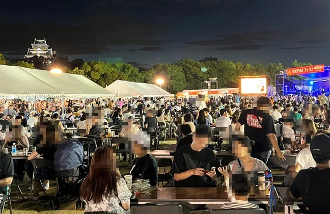 夜の屋外イベントの様子