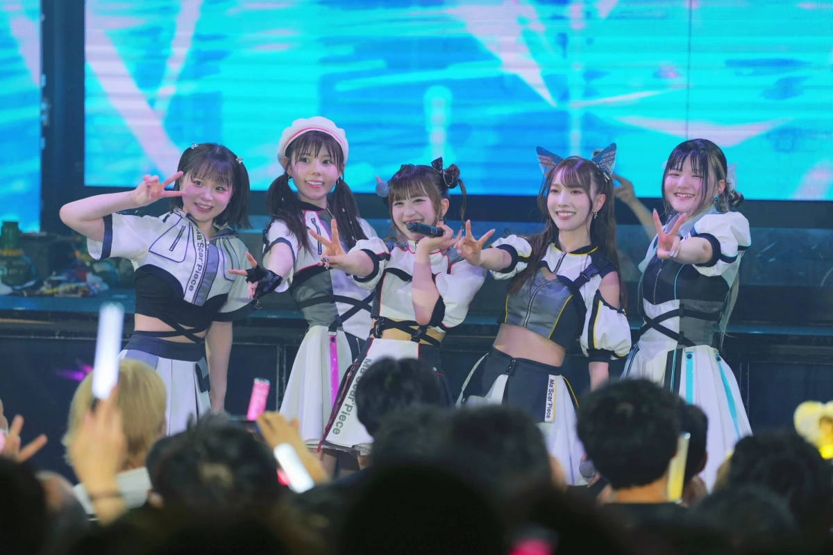 ライブ終盤、笑顔でパフォーマンスするMa’Scar’Piece